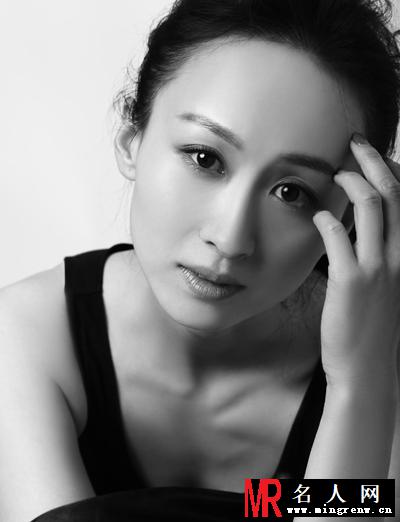 练束梅黑白质感写真 沉静素雅显气质(1)