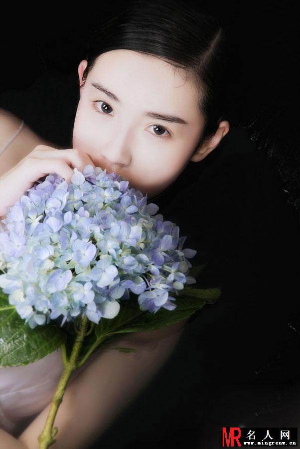 张辛苑水下空灵写真 素颜出镜浪漫唯美(1)