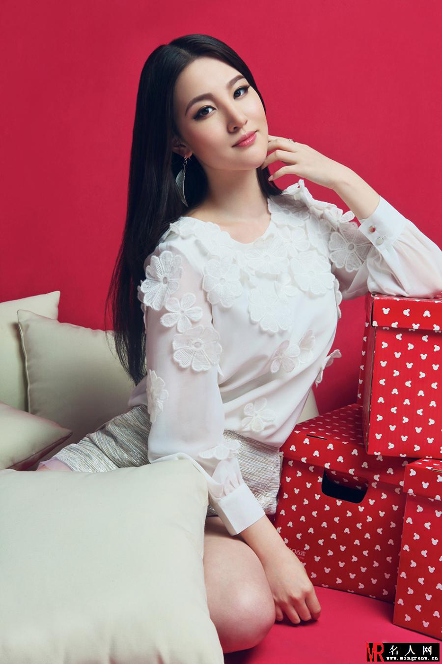 刘小小气质写真曝光 艳丽红唇女人味十足(1)