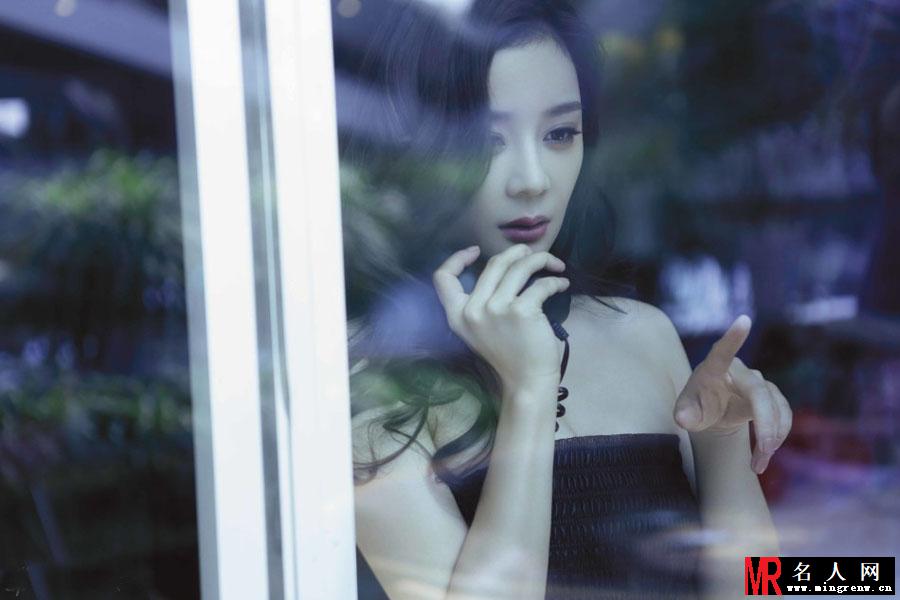 袁姗姗性感时尚写真 性感慵懒姿态尽显(1)