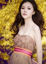 杨孟茜野外时尚写真 华丽长裙显性感身材(10P)