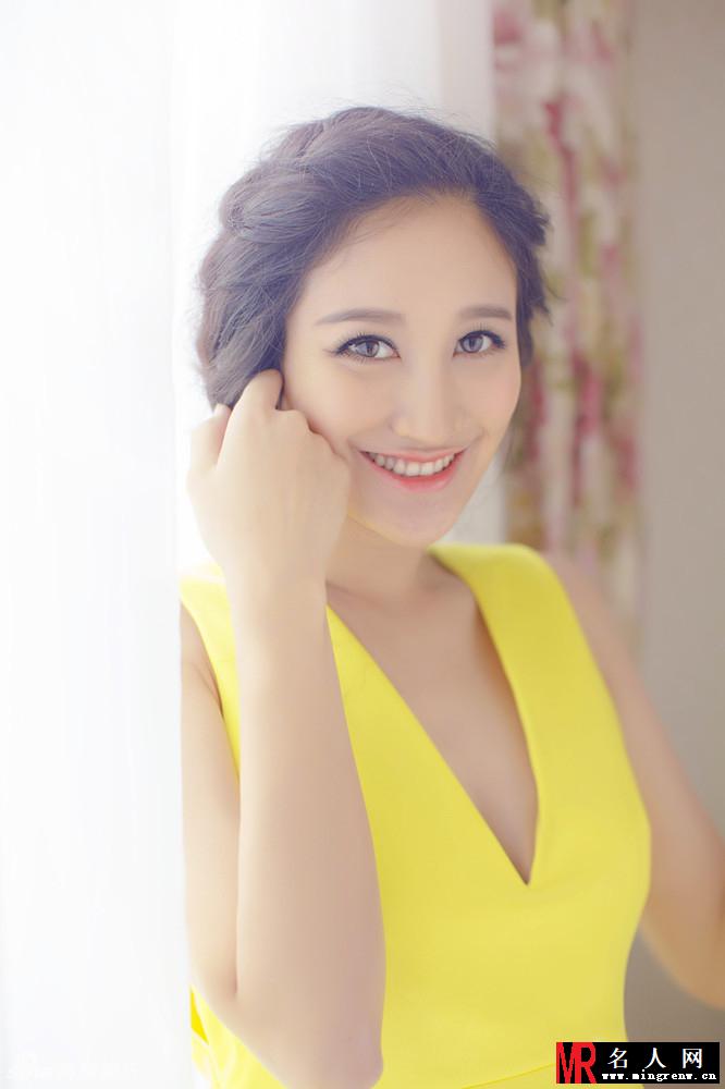 曾泳醍靓丽时尚写真 甜美随性展笑容(1)
