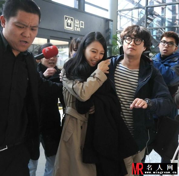 王力宏现身上海机场 二嫂李靓蕾遭粉丝挤丢(1)