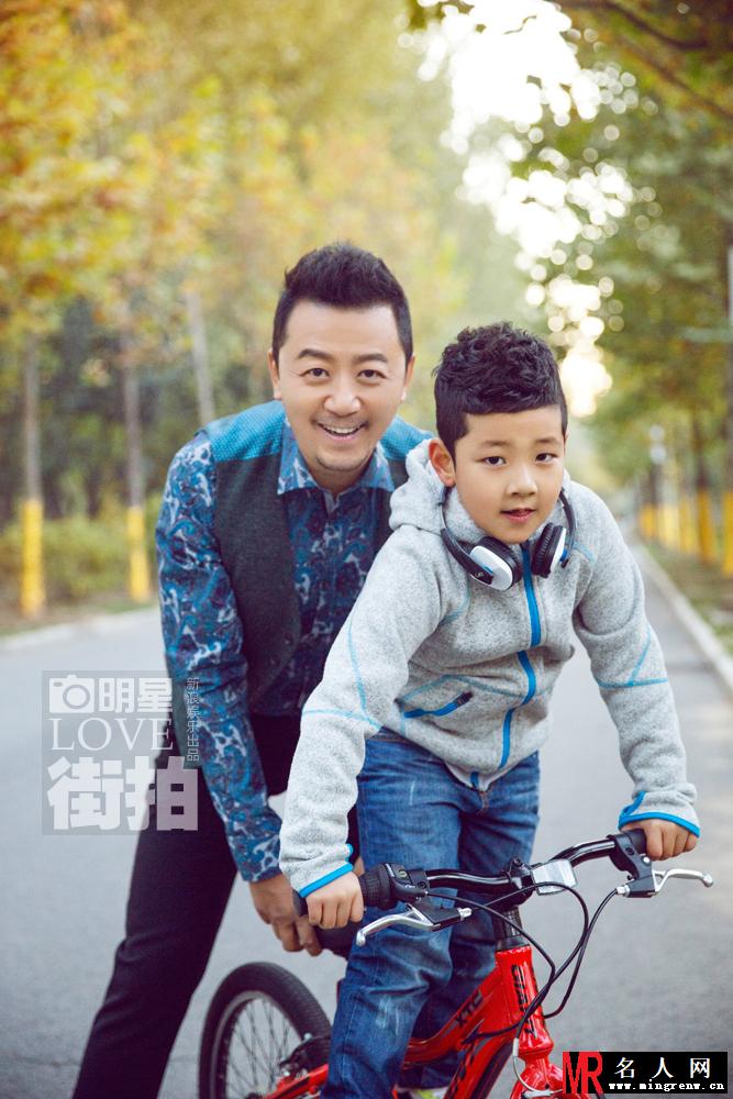 爸爸去哪儿郭涛与儿子石头亲子街拍大片曝光(1)