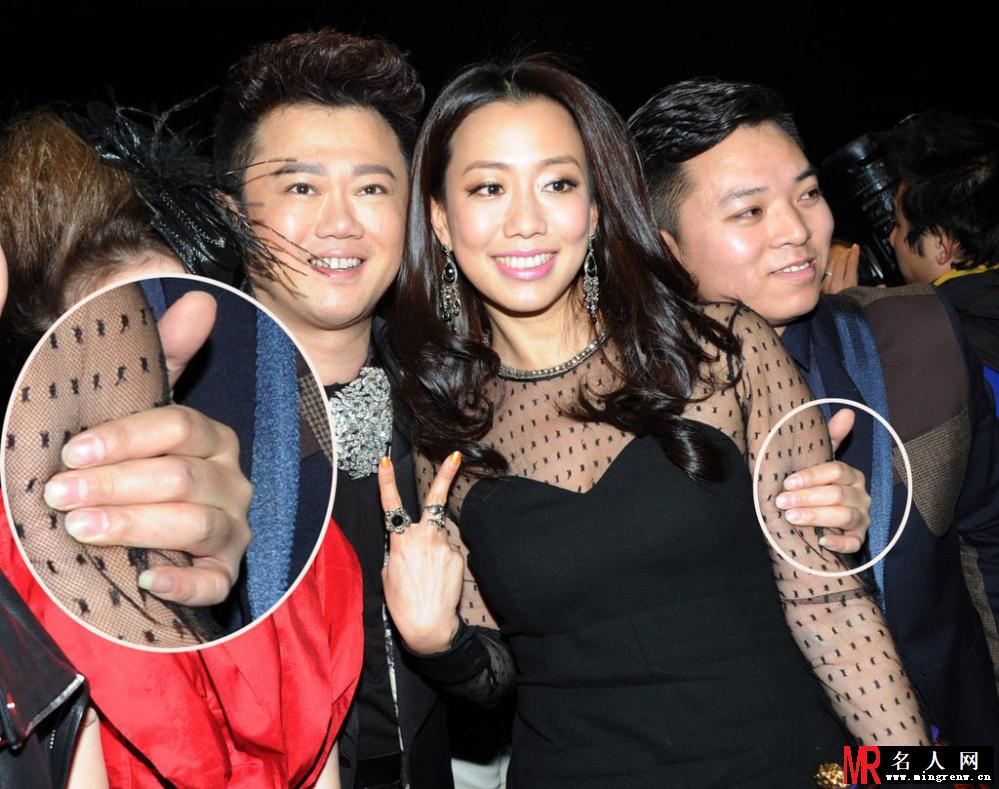 吴辰君北京出席活动 与李东田抱腰显暧昧(1)