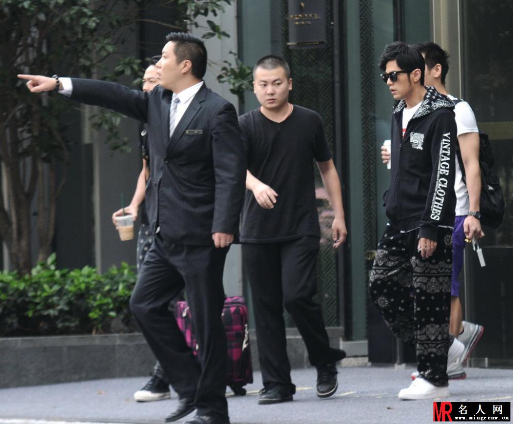 周杰伦穿厚衣不惧高温 见偷拍怒指镜头(1)