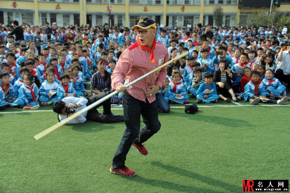 六小龄童安徽传书香 现场再耍“金箍棒(1)