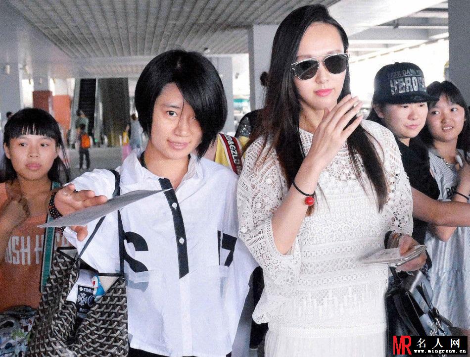唐嫣戴墨镜现身机场 遮面似乎身体不适(1)