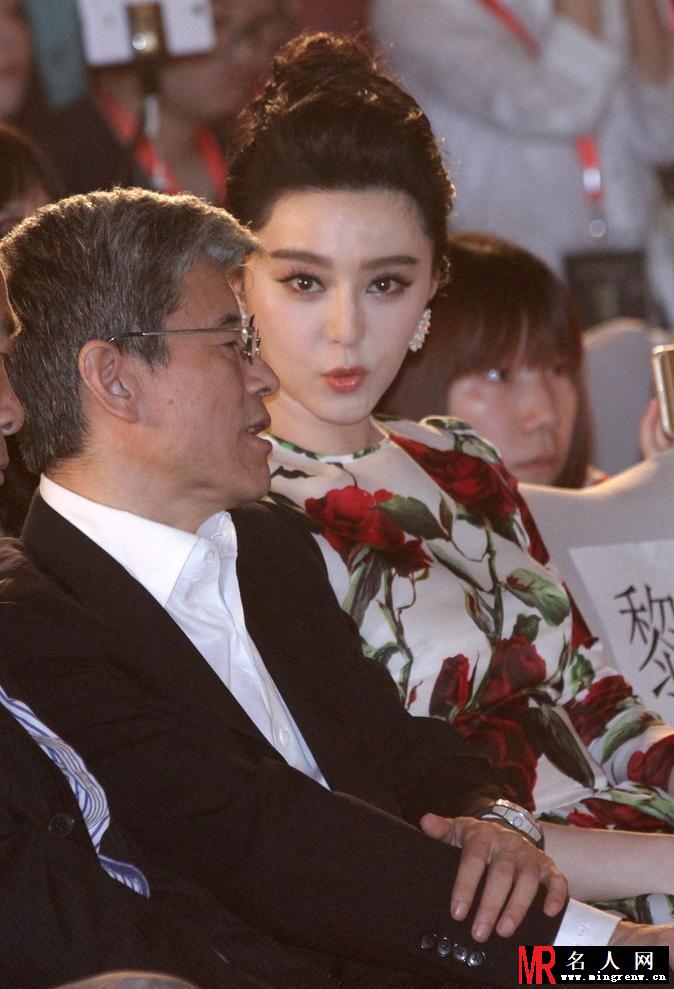 范冰冰穿花裙豪放拥抱男星 不惧李晨吃醋(1)