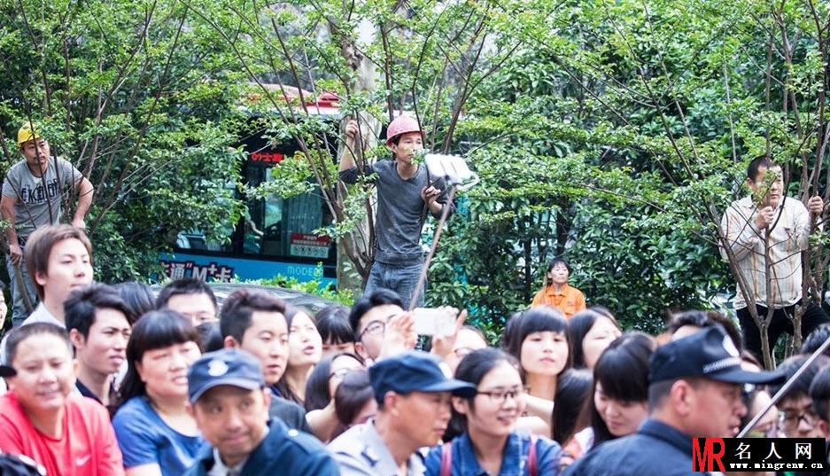 高圆圆现身杭州捞金 多名男子爬树睹芳容(1)