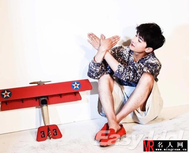 杨洋EasyIdol鬼马写真 演绎时尚轻熟男(1)