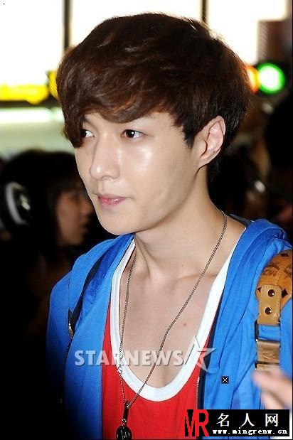 EXO张艺兴2012年8月机场帅气现身亲和力十足(1)
