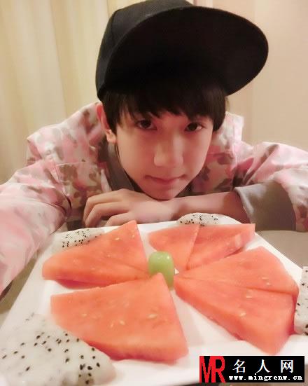 TFBOYS王源2015最新生活照 古灵精怪搞笑可爱(1)