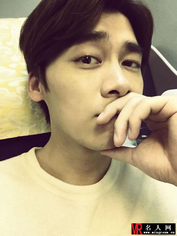 李易峰微博傲娇生活照 侧颜男神欢乐多(1)