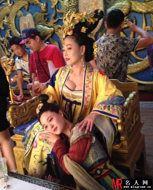 周海媚微博曝光武媚娘片场照 众娘娘齐抛胸(1)