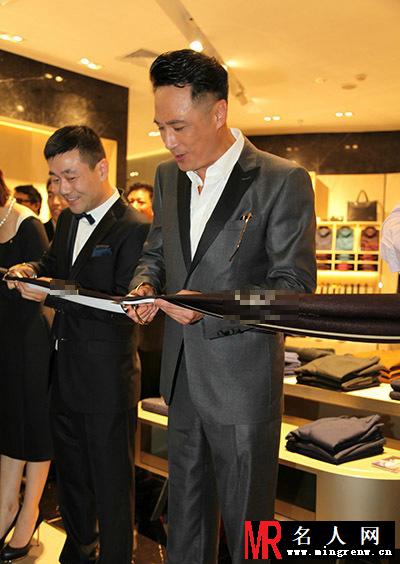 吴镇宇霸气现身剪彩 尽展吴三岁本色(1)