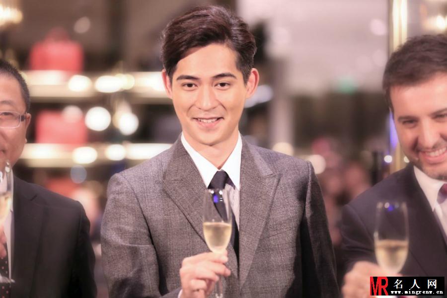 周渝民儒雅西服造型现身 笑容腼腆直勾小心脏(1)