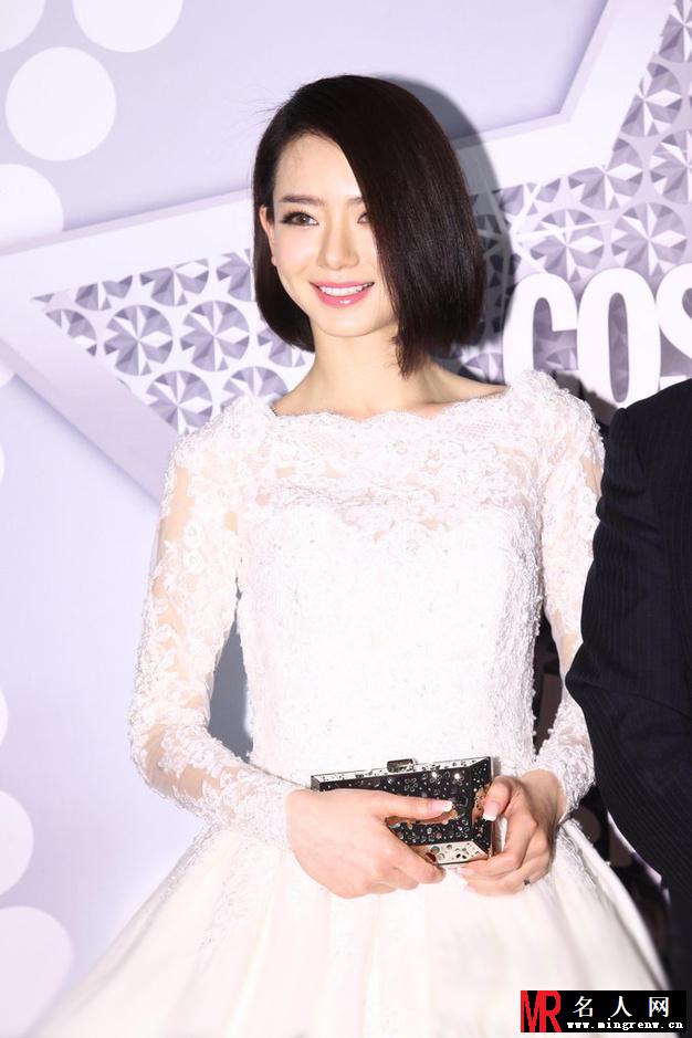 戚薇美艳亮相时尚新娘盛典 被曝出柜即将完婚(1)