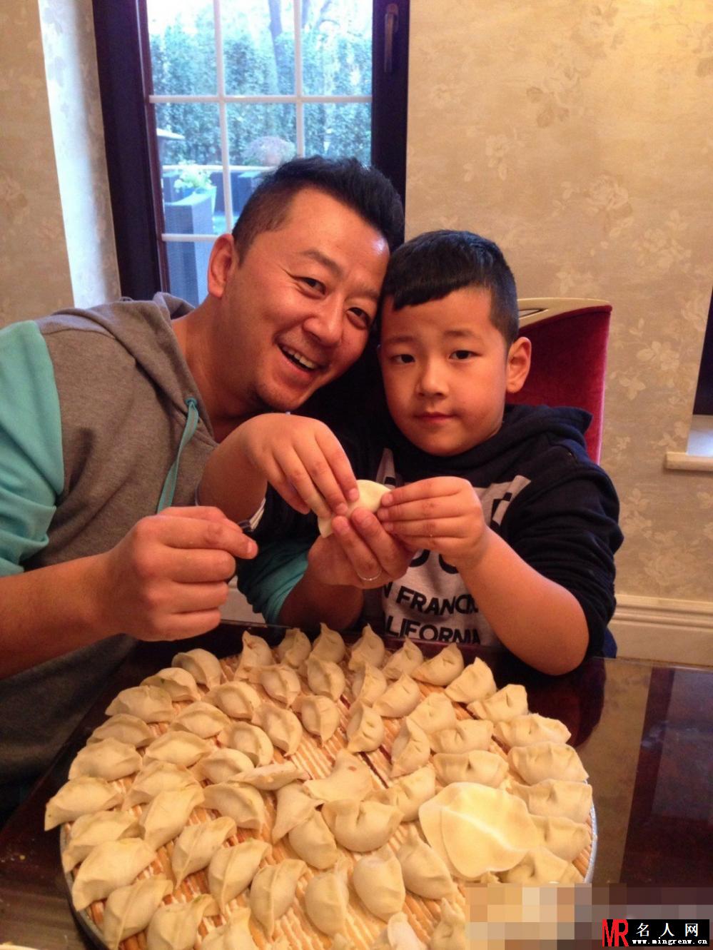 郭涛李湘两家聚会包饺子 石头王诗龄有爱互动(1)
