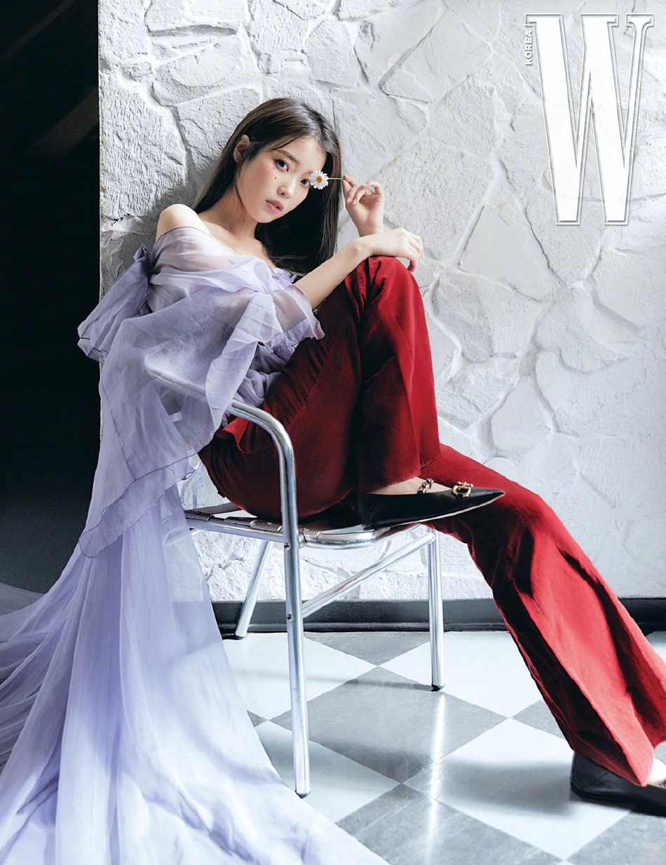 IU李知恩四月服饰画报 造型清新养眼(1)