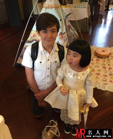 曹格女儿5岁生日似公主 嘟嘴微笑甜美可爱(1)