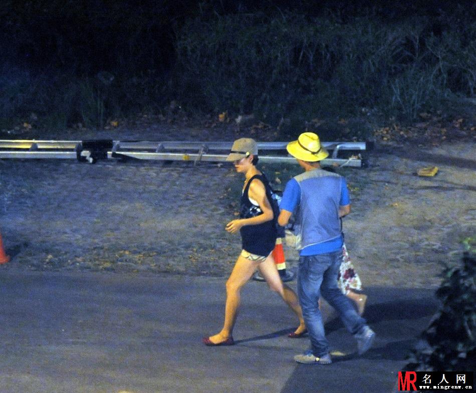 马伊琍携女深夜探班文章 超短裤打扮清凉(1)