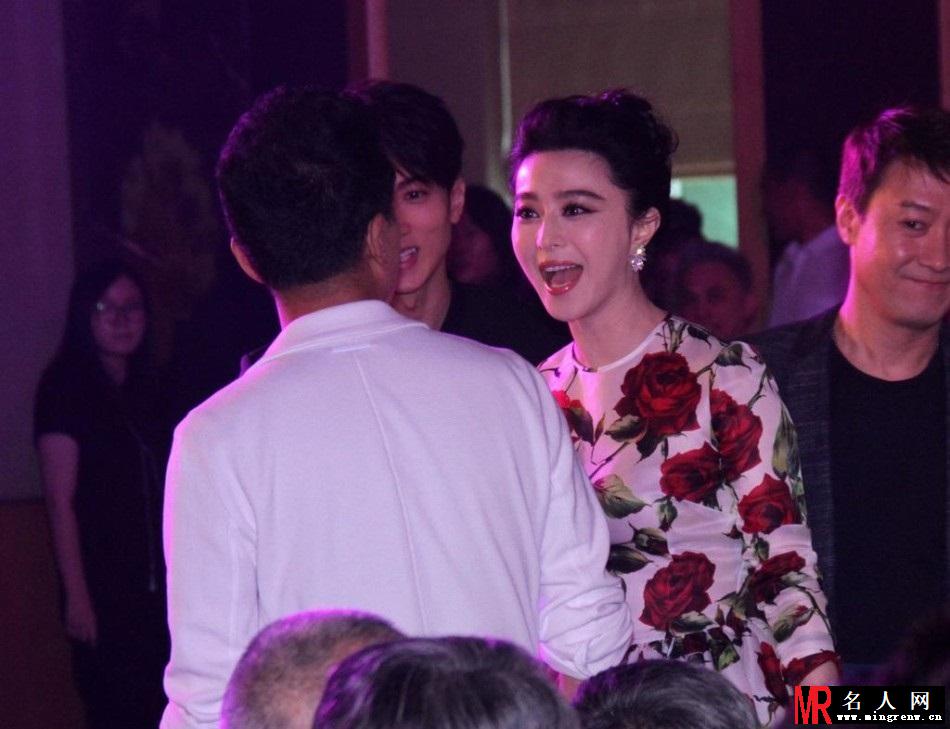 范冰冰穿花裙豪放拥抱男星 不惧李晨吃醋(1)