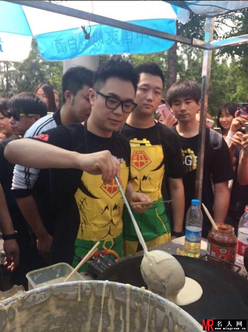 《煎饼侠》大鹏携柳岩上街卖煎饼(1)