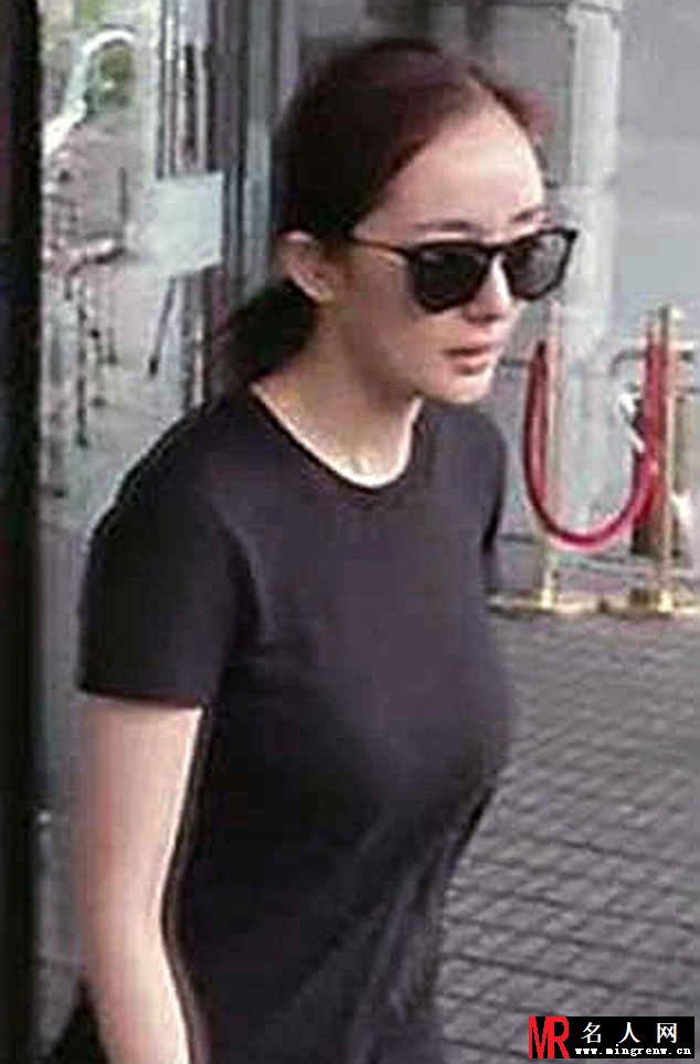 杨幂变黑衣人现身酒店 素颜黑超遮面酷帅(1)