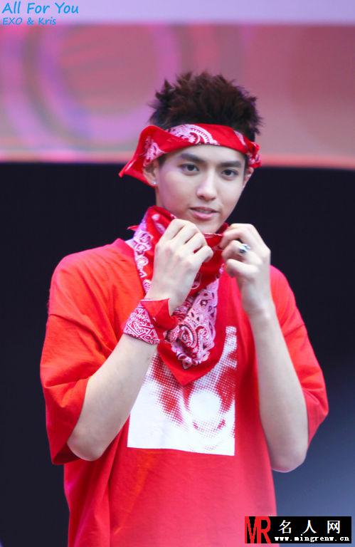 2013年EXO亮相韩国日山签售会 吴亦凡红色潮搭嗨爆全场(1)