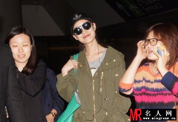 倪妮机场被偷拍大汇总 跟可爱婴儿卖萌互动(1)