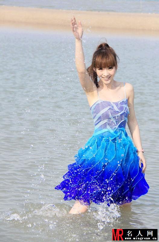 柳岩夏日清凉写真 蓝裙海边戏水(1)