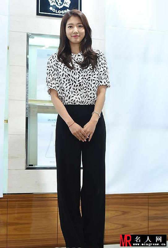 朴信惠OL装出席粉丝会 甜美笑容惹人爱(1)
