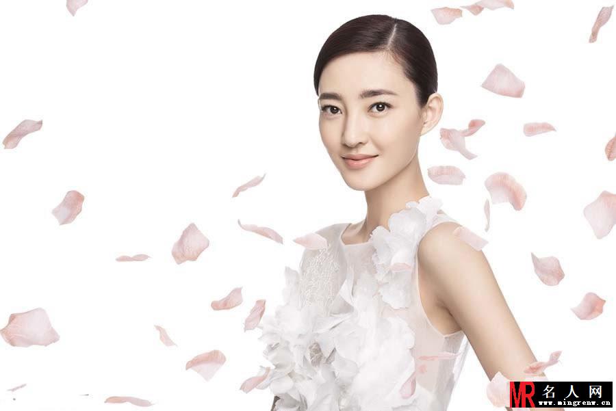 王丽坤置身花海拍写真 尽展温婉娴静之美(1)