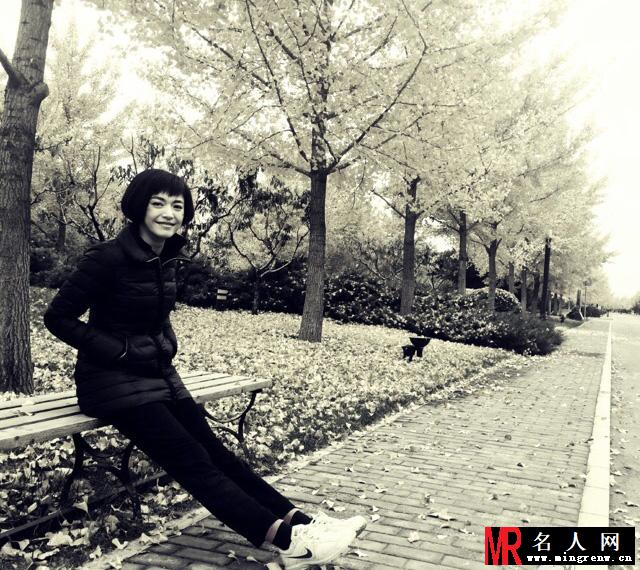 姚晨短发干练出镜 温暖笑容软化人心(1)