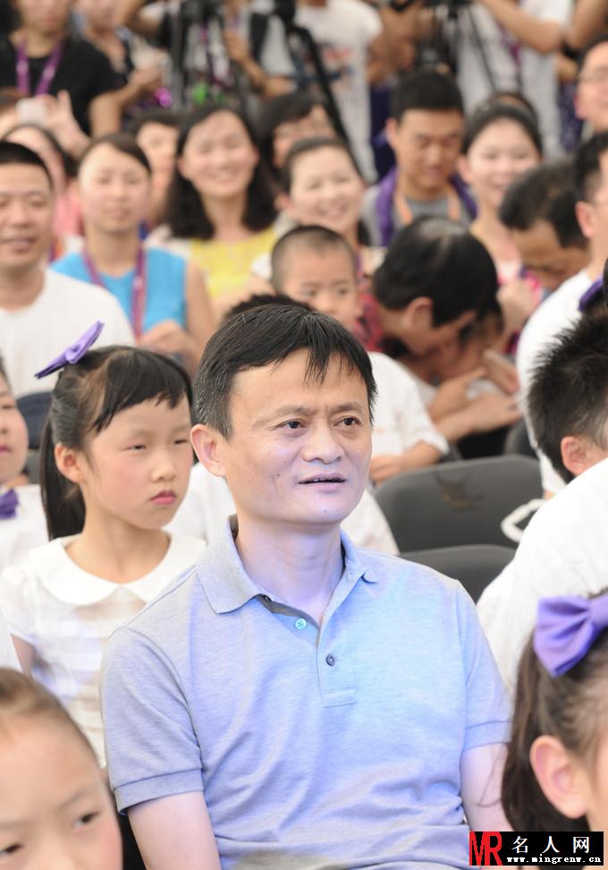 辣妈杨幂现身公益活动 清新亮丽获追捧(1)