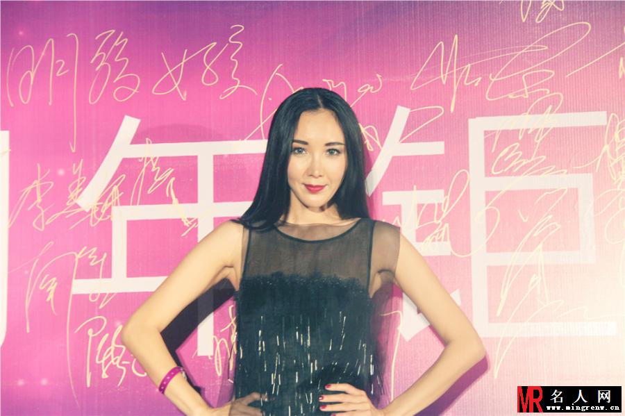 阿筎那性感亮相时尚庆典 大长腿抢镜(1)