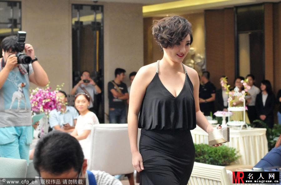 前超女王梓整容后首次露面 浓妆艳抹酷似大妈(1)