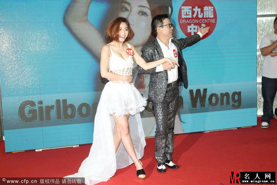 嫩模抛胸遭咸猪手 单腿劈叉大走光(1)