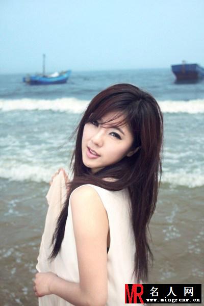 赵奕欢浪漫写真曝光 白色长裙漫步海边(1)