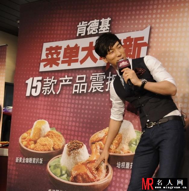 张亮亮相粉丝见面会 国民男神变身贴心暖男(1)