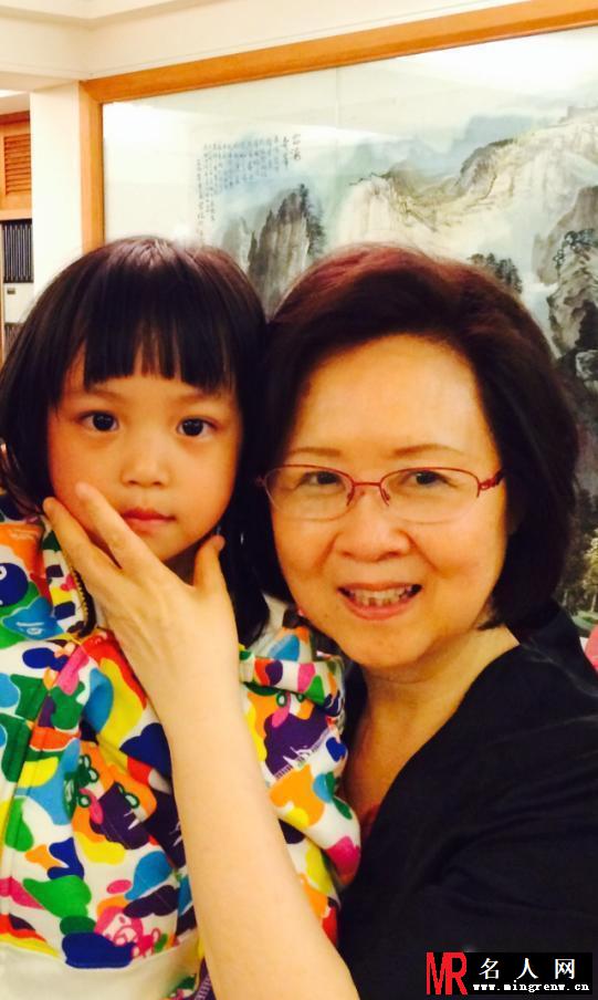 赵薇携女儿四月探望琼瑶 亲密互动似家人(1)