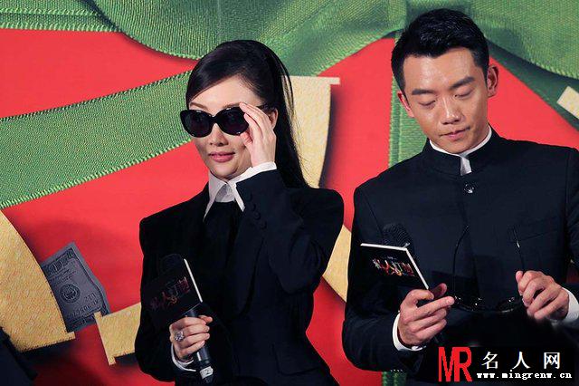 李小璐短裙性感亮相 严防死守仍走光引尴尬(1)
