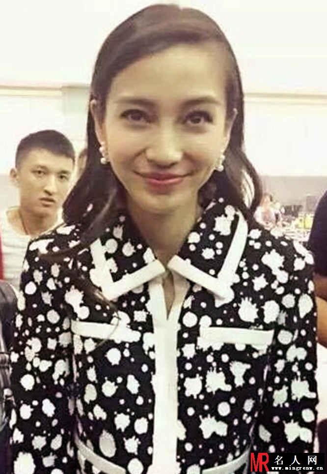 Angleababy碎花衫清新甜美现身上海机场(1)