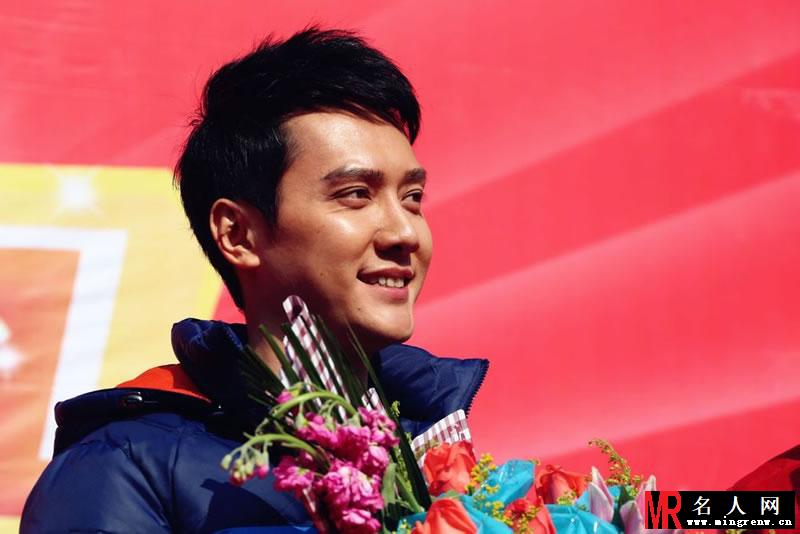 2013年雪中飞淮安活动现场 冯绍峰与粉丝交流融洽(1)