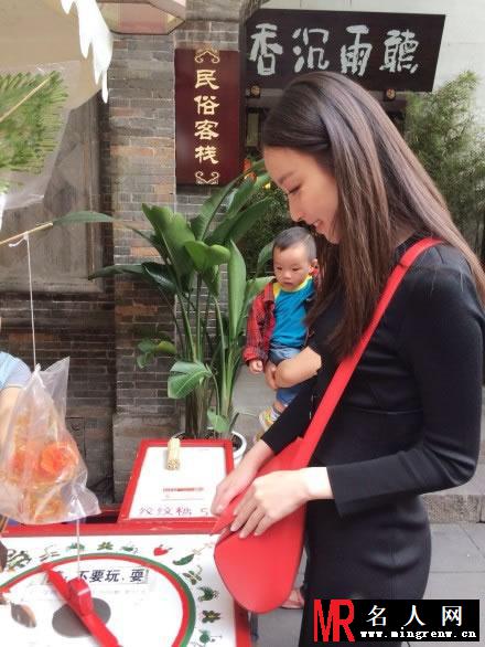 倪妮2014锦里之旅生活照 模仿大熊猫可爱搞笑(1)