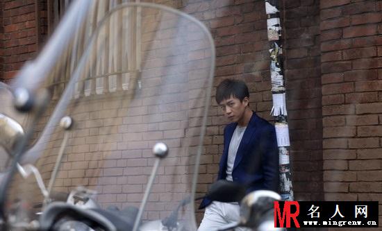 邓超米兰拍写真 俊朗帅气(1)