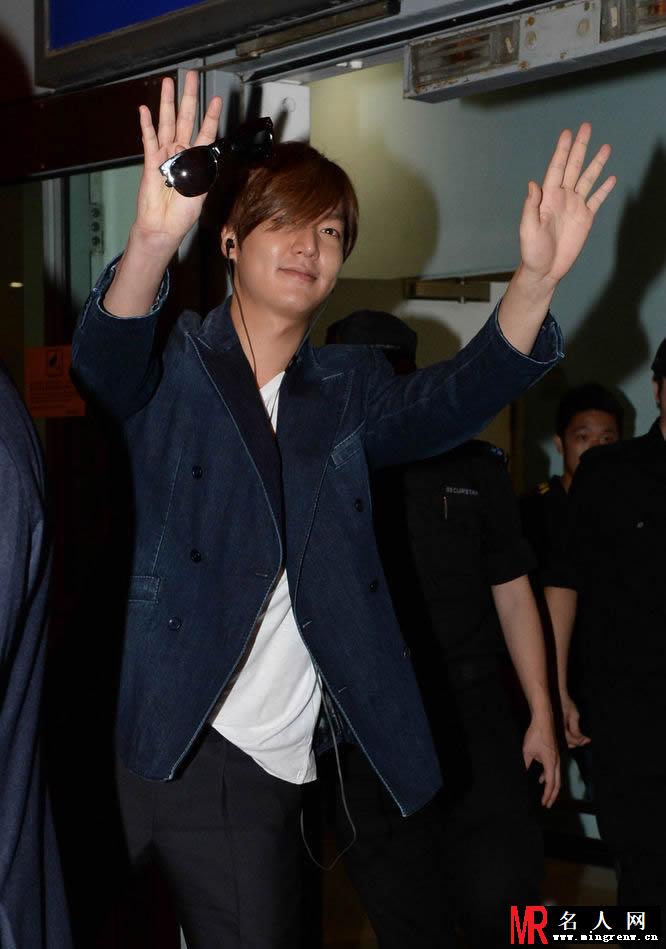男神李敏镐裴秀智恋情不影响人气 抵港获大批粉丝热情接机(1)