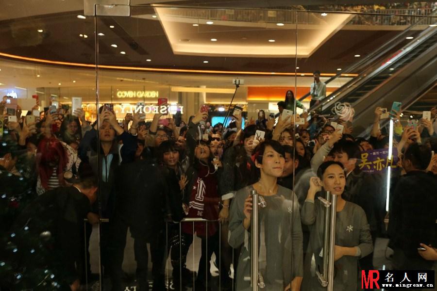 吴亦凡圣诞节送花 上千粉丝跟跑全程场面混乱遭围堵(1)
