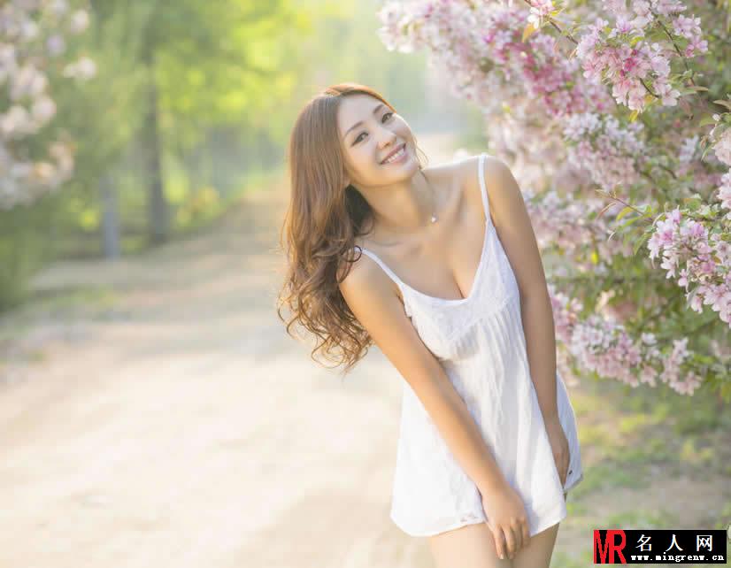 柳岩《情路透春光》深V短裙大秀性感事业线(1)